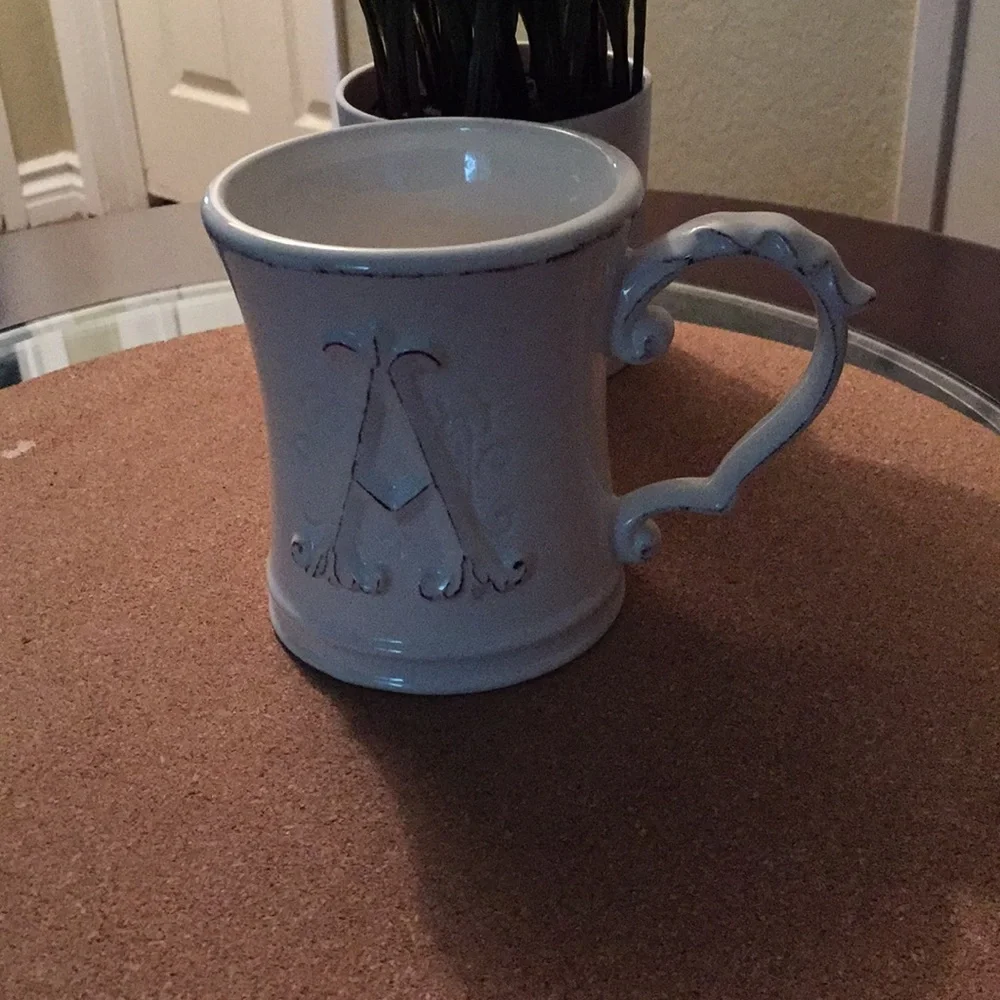 Pier 1 set 3 cup color white and gold